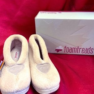 New with tag Foamtreads Cashmere slippers.